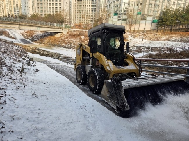 의정부시, 겨울철 하천 산책로 신속하게 제설…시민 안전 보행로 확보