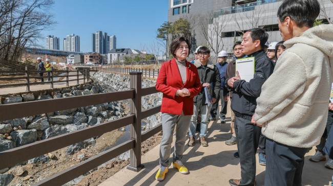 과천시, 지식정보타운 제비울천 산책로 현장점검…3월 말 조기 개방