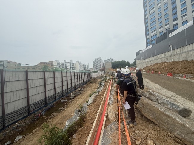 인천 서구, 사고는 비오기 전에 막는다…우기 대비 공동주택 공사현장 16곳 점검