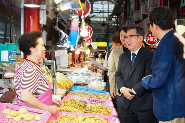 정창수 강북구청장, 첫 결재는 '지역경제'…취임 첫날 전통시장부터 찾았다