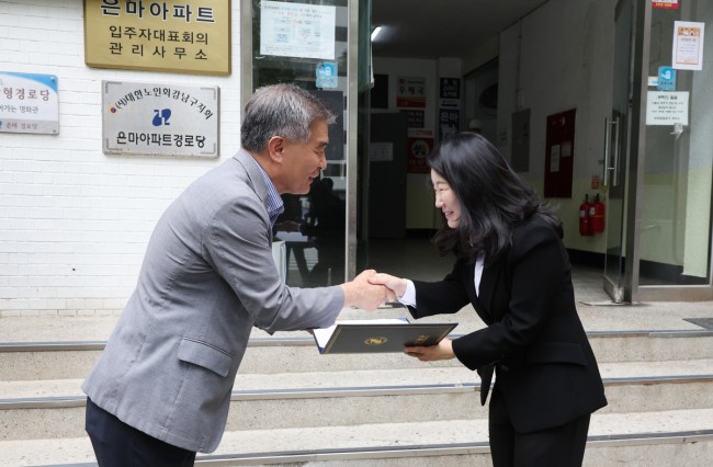 김현기 강남구청장, 은마아파트 찾아 사업시행계획인가서 직접 전달