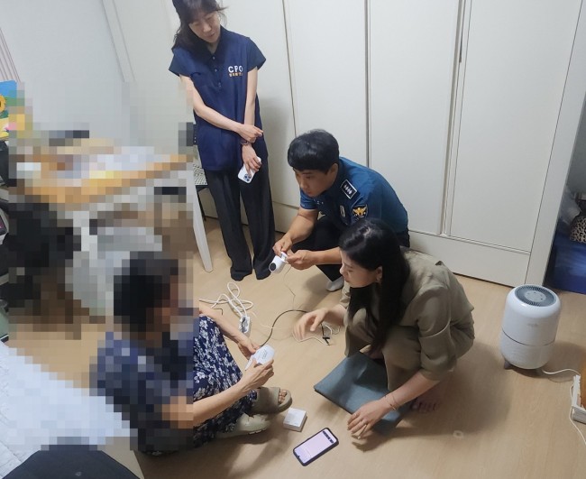 수원특례시, '여성안심패키지' 지원 완료…경찰이 대상자에게 패키지 직접 전달