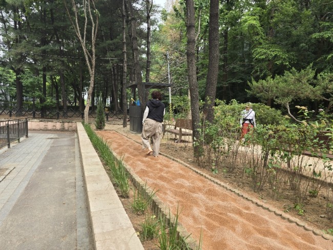 구리시, 인창동 완충녹지 맨발 걷기 산책로 조성 완료