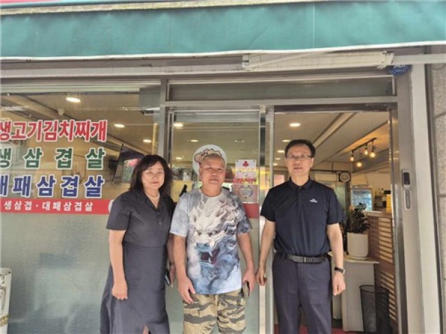 연수구 옥련1동, 신규 '착한가게' 2개소에 현판 전달
