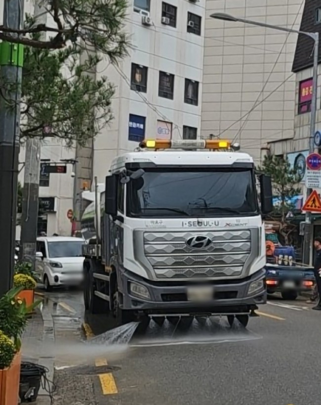 마포구, 폭염특보 뜨면 살수차 출동…달궈진 도로 식힌다